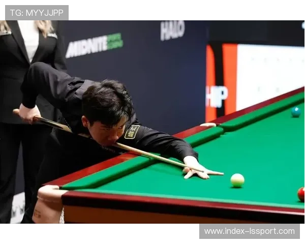 斯诺克大师赛首日：卫冕冠军惊险晋级，新星爆冷出局