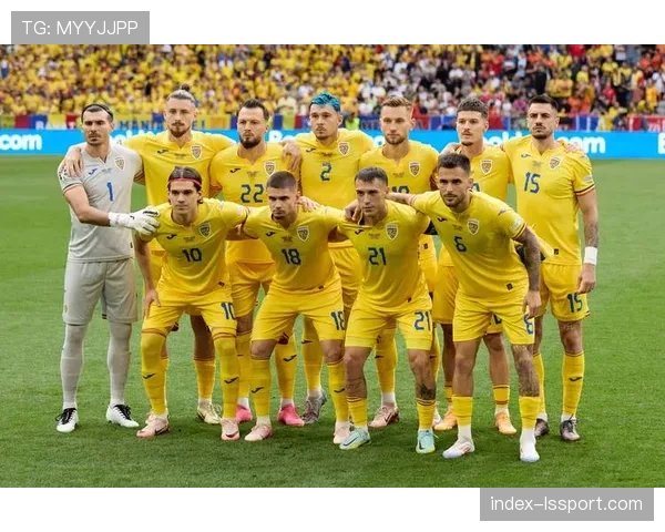 镜头捕捉：看台上观战的荷兰国家队主帅科曼密切关注哈维-西蒙斯表现