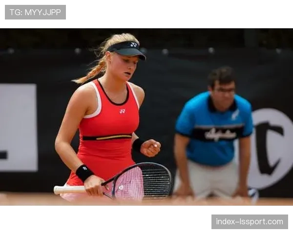 特写：斯特拉斯堡老将赛后向主场球迷看台长时间致意